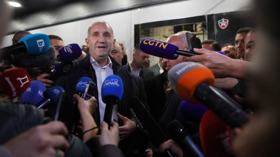 Ρούμεν Ράντεφ: Ποιος είναι ο νέος πρωθυπουργός της Βουλγαρίας - Φιλορώσος, απόστρατος και πρώην πρόεδρος